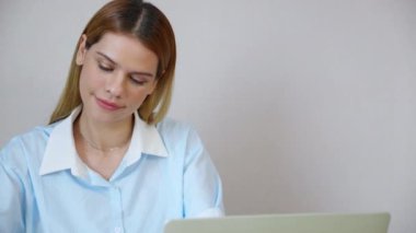 Genç iş kadınının ev ofisinin oturma odasında dizüstü bilgisayar kullanması, iş kadınının internet, girişimci ya da serbest çalışma, iş ve iletişim için dizüstü bilgisayar kullanması.