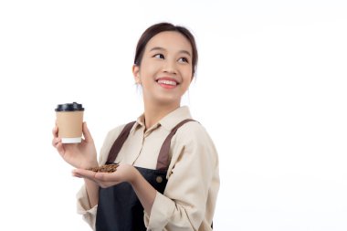 Önlük takan Asyalı genç baristanın portresi kahve fincanı ve kahve fincanı beyaz arka plan, garson ya da girişimci neşeli, küçük işletme ya da girişimci, garson.