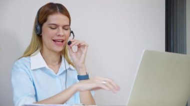Modern iç işlerinde çalışan ve görüşen profesyonel genç iş kadını, konferans mesafeli iş kadını videosu, çağrı merkezi ve destek, iş danışmanlığı.