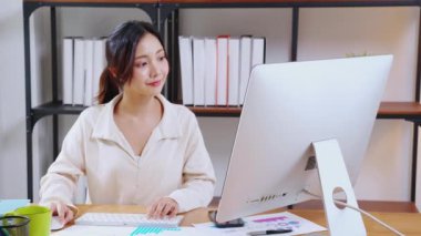 Mutluluk genç iş kadını masaüstü bilgisayarını evdeki oturma odasında kullanıyor, iş kadını internet, girişimci ya da serbest meslek ve iletişim için bilgisayar kullanıyor.