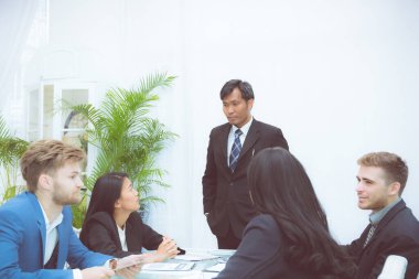 Ofiste pazarlama ve finans stratejisi planlama, finans konulu seminer için müdürler ve çalışanlar toplantısı için konferans odasında bir grup genç iş adamı ve yönetici görüşmeleri.