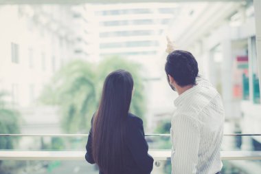Modern ofisteki projeyi tartışan iki iş adamı, iş adamı ve ortağı iş planlama ve stratejisi için birlikte konuşuyor, girişimci ve sekreter güvenle konuşuyor.