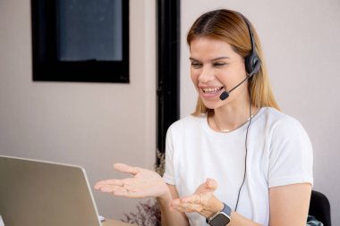 Modern iç işlerinde çalışan ve görüşen profesyonel genç iş kadını, konferans mesafeli iş kadını videosu, çağrı merkezi ve destek, iş danışmanlığı.