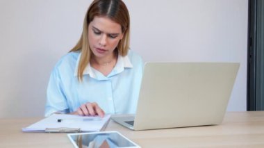 Belge ve yazılara bakarken dizüstü bilgisayar kullanan Kafkasyalı genç iş kadını, not defteri, girişimci ya da serbest çalışan iş kadını, iş ve ticari.
