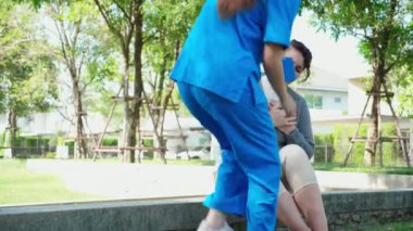 Beyaz kadın göğüs ağrısı, açık hava parkında ilk yardım hemşiresi, acil ve yaralı bir hasta, kadın ve yardım hastalığı, tıbbi ve kaza, hasta ve ifade bozuklukları.