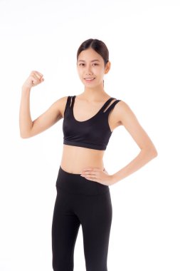 Spor kıyafetli güzel bir Asyalı kadının portresi beyaz arka planda izole edilmiş güçlü kasları, spor ve egzersiz için sağlık, eğitim ve dayanıklılığı, kendine güvenen zayıf kadınları gösteriyor..