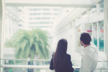 Modern ofisteki projeyi tartışan iki iş adamı, iş adamı ve ortağı iş planlama ve stratejisi için birlikte konuşuyor, girişimci ve sekreter güvenle konuşuyor.