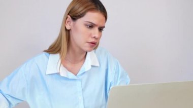 Belge ve yazılara bakarken dizüstü bilgisayar kullanan Kafkasyalı genç iş kadını, not defteri, girişimci ya da serbest çalışan iş kadını, iş ve ticari.