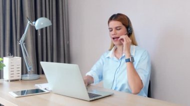 Modern iç işlerinde çalışan ve görüşen profesyonel genç iş kadını, konferans mesafeli iş kadını videosu, çağrı merkezi ve destek, iş danışmanlığı.