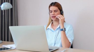 Modern iç işlerinde çalışan ve görüşen profesyonel genç iş kadını, konferans mesafeli iş kadını videosu, çağrı merkezi ve destek, iş danışmanlığı.