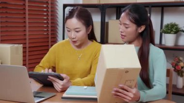 İki Asyalı kadın online iş planlarken ve evde dijital tabletle siparişi kontrol ederken, çevrimiçi satıcı ile perakende satış, girişim işi ve kargo, nakliye ve hizmet, küçük işletme.