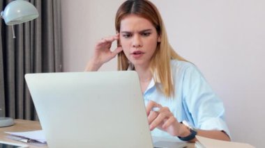 Belge ve yazılara bakarken dizüstü bilgisayar kullanan Kafkasyalı genç iş kadını, not defteri, girişimci ya da serbest çalışan iş kadını, iş ve ticari.