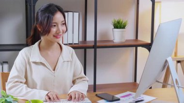 Mutluluk genç iş kadını masaüstü bilgisayarını evdeki oturma odasında kullanıyor, iş kadını internet, girişimci ya da serbest meslek ve iletişim için bilgisayar kullanıyor.