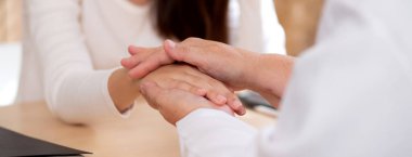 Genç Asyalı kadın terapisi modern tıp bürosunda kıdemli doktora danışmanlık, terapi, sağlık, sigorta ve sağlığı teşvik, stres ve depresyonlu hastalarla doktorluk danışmanlığı.