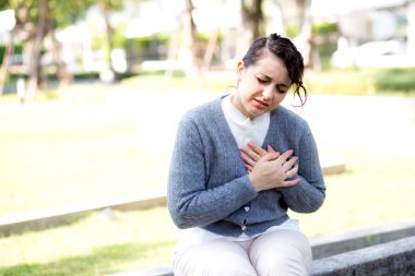 Beyaz kadın göğüs ağrısı, açık hava parkında yaralanma, acil durum ve kadın hastalığı, tıbbi ve kaza, hasta ve ifadeden, tıbbi ve sağlık, bir kişi.