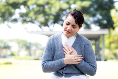 Beyaz kadın göğüs ağrısı, açık hava parkında yaralanma, acil durum ve kadın hastalığı, tıbbi ve kaza, hasta ve ifadeden, tıbbi ve sağlık, bir kişi.