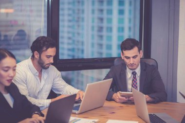 Grup iş adamları toplantı ve modern ofis pazarlama ile strateji ve planlama, iş adamları proje ve finans, iş ve takım çalışması hakkında konferans başarı için.