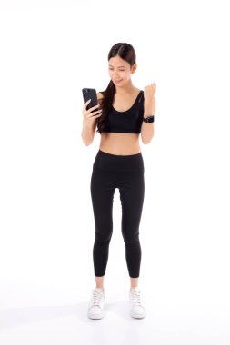 Spor giyim sektöründe genç, sağlıklı bir Asyalı kadın. Akıllı telefon kullanıyor. Spor, spor, spor ve sağlık alanlarında akıllı telefon kullanan bir kadın..