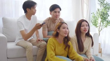 Bir grup Asyalı genç arkadaş evlerinde rahat bir oturma odasında birlikte televizyon izliyor, gülüyor ve eğleniyorlar. Televizyon izliyorlar, hem de rahat, yaşam tarzı ve eğlence ile..