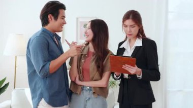 Başarılı emlak alımı, ev sahipliği ve ipotek kredisi, yatırım ve ipotek, emlakçıyla çift danışmanlığı sonrasında Asyalı mutlu çift.