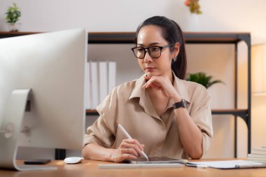 Çalışma odasındaki masaüstü bilgisayarına yazı yazarken mutlu genç iş kadını, bilgisayar kullanan iş kadını, girişimci ya da serbest çalışan, iş ve ticaret..