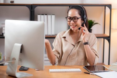 Profesyonel Asyalı genç iş kadını modern ev ofisinde çalışır ve buluşur, iş kadını video konferans mesafesi, çağrı merkezi ve destek, iş danışmanlığı.