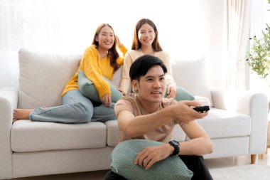 Bir grup Asyalı genç arkadaş evlerinde rahat bir oturma odasında birlikte televizyon izliyor, gülüyor ve eğleniyorlar. Televizyon izliyorlar, hem de rahat, yaşam tarzı ve eğlence ile..