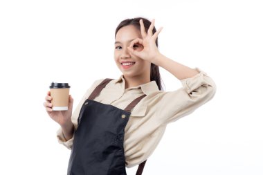 Genç Asyalı kadın barista elinde bir kahve fincanı ile heyecanlı bir jest yapıyor tamam izole edilmiş beyaz bir arka plan, mutlu bir barista başarıyla hazır kahveyi sunuyor, küçük işletmeler ya da yeni başlayanlar.