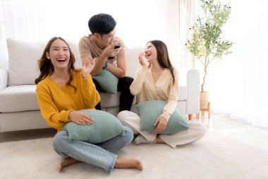 Bir grup Asyalı genç arkadaş evlerinde rahat bir oturma odasında birlikte televizyon izliyor, gülüyor ve eğleniyorlar. Televizyon izliyorlar, hem de rahat, yaşam tarzı ve eğlence ile..