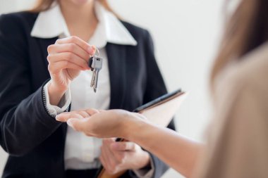 Kapalı el emlak acentesi ev satın alma, ev sahipliği ve ipotek kredisi, yatırım ve ipotek, emlakçıya danışmanlık yapan çiftlere ev anahtarı veriyor..
