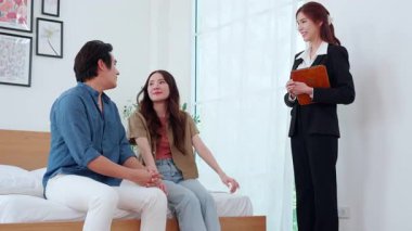 Başarılı emlak alımı, ev sahipliği ve ipotek kredisi, yatırım ve ipotek, emlakçıyla çift danışmanlığı sonrasında Asyalı mutlu çift.