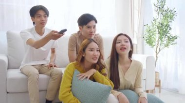 Asyalı grup arkadaşları korku ve sürprizle dolu bir korku filmi izliyorlar. Evdeki rahat bir oturma odasında birlikte oturuyorlar. Duygular, keyif alma, televizyon izlerken ifade verme..