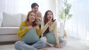 Asyalı grup arkadaşları korku ve sürprizle dolu bir korku filmi izliyorlar. Evdeki rahat bir oturma odasında birlikte oturuyorlar. Duygular, keyif alma, televizyon izlerken ifade verme..