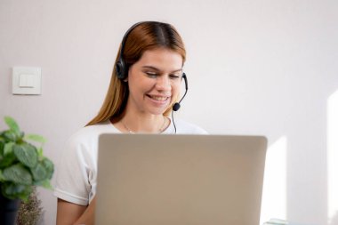 Modern iç işlerinde çalışan ve görüşen profesyonel genç iş kadını, konferans mesafeli iş kadını videosu, çağrı merkezi ve destek, iş danışmanlığı.
