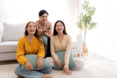Bir grup Asyalı genç arkadaş evlerinde rahat bir oturma odasında birlikte televizyon izliyor, gülüyor ve eğleniyorlar. Televizyon izliyorlar, hem de rahat, yaşam tarzı ve eğlence ile..