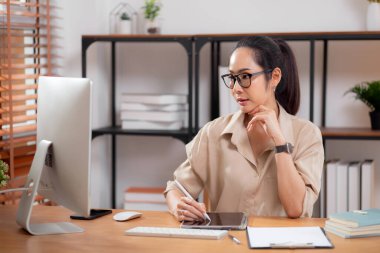 Çalışma odasındaki masaüstü bilgisayarına yazı yazarken mutlu genç iş kadını, bilgisayar kullanan iş kadını, girişimci ya da serbest çalışan, iş ve ticaret..