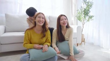 Bir grup Asyalı genç arkadaş evlerinde rahat bir oturma odasında birlikte televizyon izliyor, gülüyor ve eğleniyorlar. Televizyon izliyorlar, hem de rahat, yaşam tarzı ve eğlence ile..