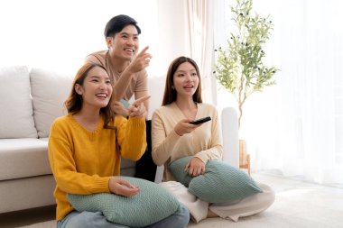 Bir grup Asyalı genç arkadaş evlerinde rahat bir oturma odasında birlikte televizyon izliyor, gülüyor ve eğleniyorlar. Televizyon izliyorlar, hem de rahat, yaşam tarzı ve eğlence ile..