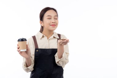 Önlük takan Asyalı genç baristanın portresi kahve fincanı ve kahve fincanı beyaz arka plan, garson ya da girişimci neşeli, küçük işletme ya da girişimci, garson.