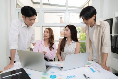 Genç Asyalı iş adamları modern ofisteki projede işbirliği, grup iş adamları pazarlama ve finans planı ve stratejisi için beyin fırtınası yapıyor, girişimin takım çalışması.