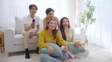 Bir grup Asyalı genç arkadaş evlerinde rahat bir oturma odasında birlikte televizyon izliyor, gülüyor ve eğleniyorlar. Televizyon izliyorlar, hem de rahat, yaşam tarzı ve eğlence ile..
