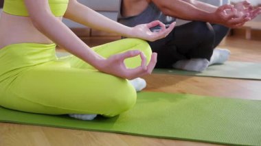 Kapalı eller, evde birlikte yoga ve meditasyon yapan çiftler, rahatlama, sağIık ve sağIık için kadınla yoga hocası, yogayla sakinlik, sağlık sporu..