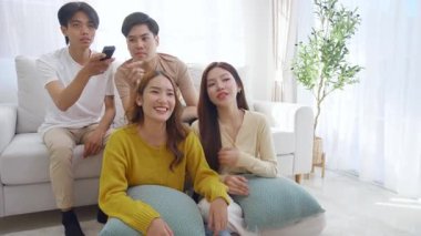 Bir grup Asyalı genç arkadaş evlerinde rahat bir oturma odasında birlikte televizyon izliyor, gülüyor ve eğleniyorlar. Televizyon izliyorlar, hem de rahat, yaşam tarzı ve eğlence ile..