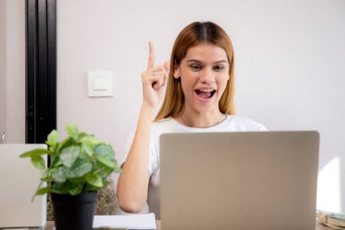 Kafkasyalı genç iş kadını video görüntüsü modern ofis, uzaktan kumandalı iş kadını konferansı, küçük işletme ve internet üzerinden toplantı, e-ticaret..