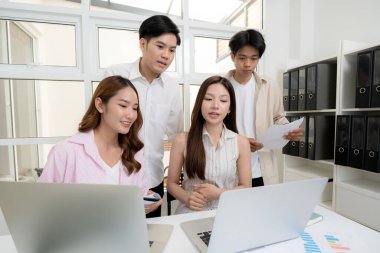 Genç Asyalı iş adamları modern ofisteki projede işbirliği, grup iş adamları pazarlama ve finans planı ve stratejisi için beyin fırtınası yapıyor, girişimin takım çalışması.