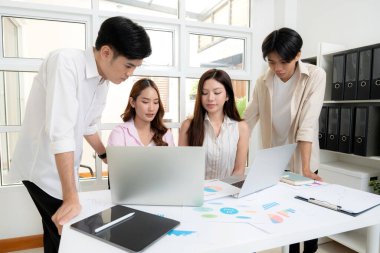 Genç Asyalı iş adamları modern ofisteki projede işbirliği, grup iş adamları pazarlama ve finans planı ve stratejisi için beyin fırtınası yapıyor, girişimin takım çalışması.