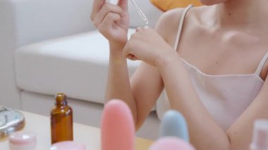 Kapalı eller güzel genç kadın losyon sürüyor evde aynaya bakıyor, güzellik kadın düşürücü serumu ellerinde gençleşme, kozmetik ve makyaj kişisel bakım, cilt bakımı ve sağlık için.