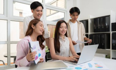 Genç Asyalı iş adamları modern ofisteki projede işbirliği, grup iş adamları pazarlama ve finans planı ve stratejisi için beyin fırtınası yapıyor, girişimin takım çalışması.