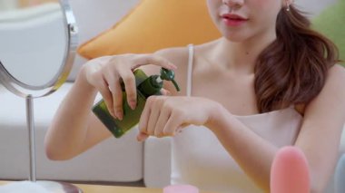 Kapalı eller güzel genç kadın losyon sürüyor evde aynaya bakıyor, güzellik kadın düşürücü serumu ellerinde gençleşme, kozmetik ve makyaj kişisel bakım, cilt bakımı ve sağlık için.