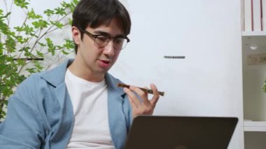 Beyaz adam ev telefonunda yapay zeka asistanıyla konuşuyor. Uzaktan kumandalı iş, serbest meslek, akıllı telefon sohbet botu sohbeti, serbest çalışan düşünme, modern dijital iş akışı, iletişim yapay zekası..